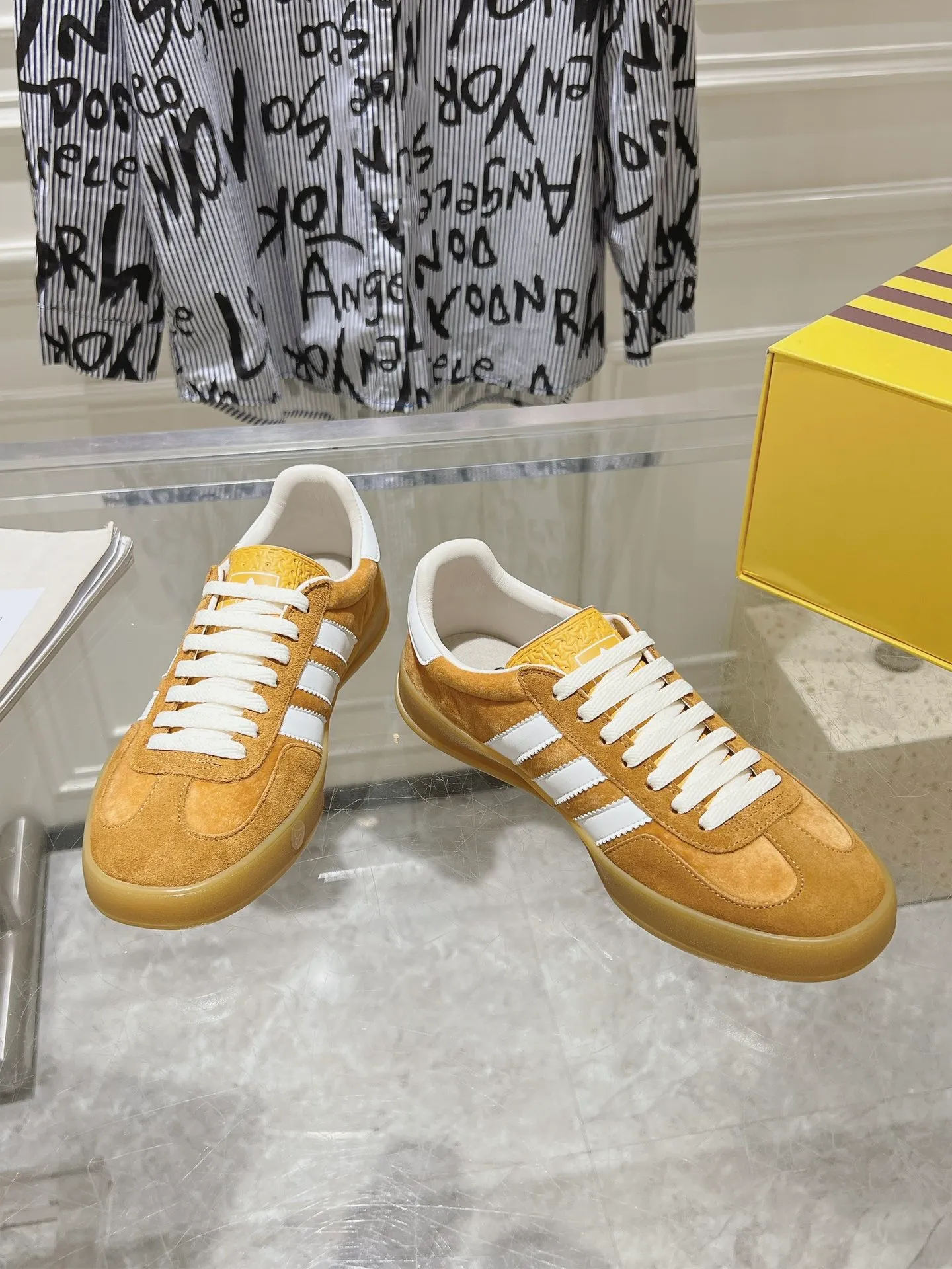 👟👟Ex-factory price 520👟👟Gucci&adidas joint limited edition couple's sneakers. A super nice joint casual sneaker with rich and bold colors! It showed everyone a completely different charm from the past! Combining retro style and youthful sports style to create a new aesthetic! Vitality yet stylish at the same time! ! Upper - made of cowhide, cowhide, cloth. Lining - sheepskin lining for foot pads. Sole - original open-molded beef tendon non-slip and wear-resistant outsole. Size: 35-47 (couple style)